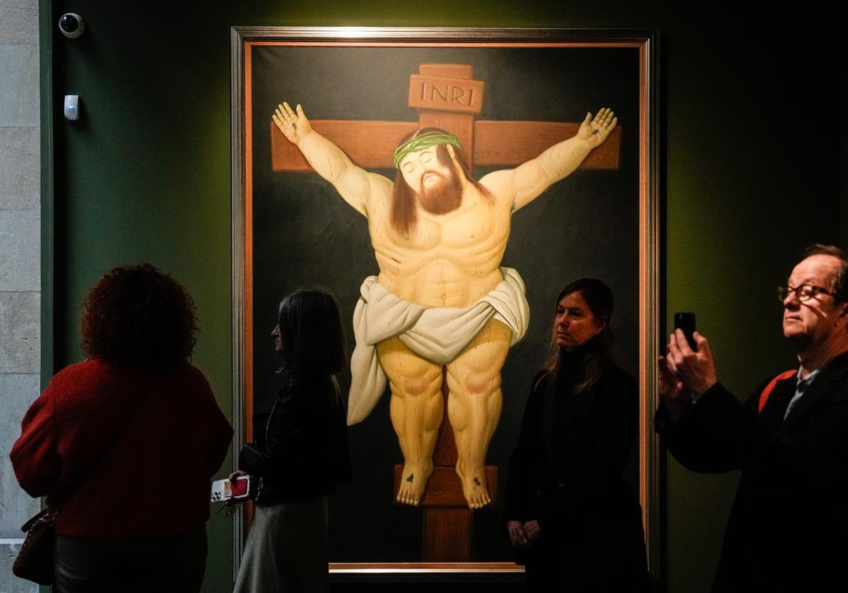 La obra 'Cristo crucificado' en la exposición 'Fernando Botero: Un maestro universal', la mayor retrospectiva dedicada en España al artista colombiano, que acoge el Palau Martorell de Barcelona