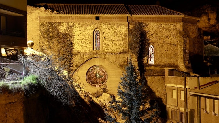 La iglesia de la Asunción de Viguera y los restos de la torre derrumbada