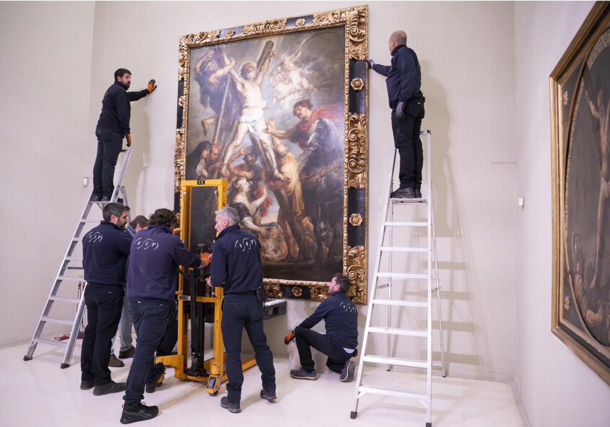 Momento en que este lunes se descolgaba 'El martirio de San Andrés', de Rubens, en la Fundación Carlos de Amberes, para trasladarlo al Prado