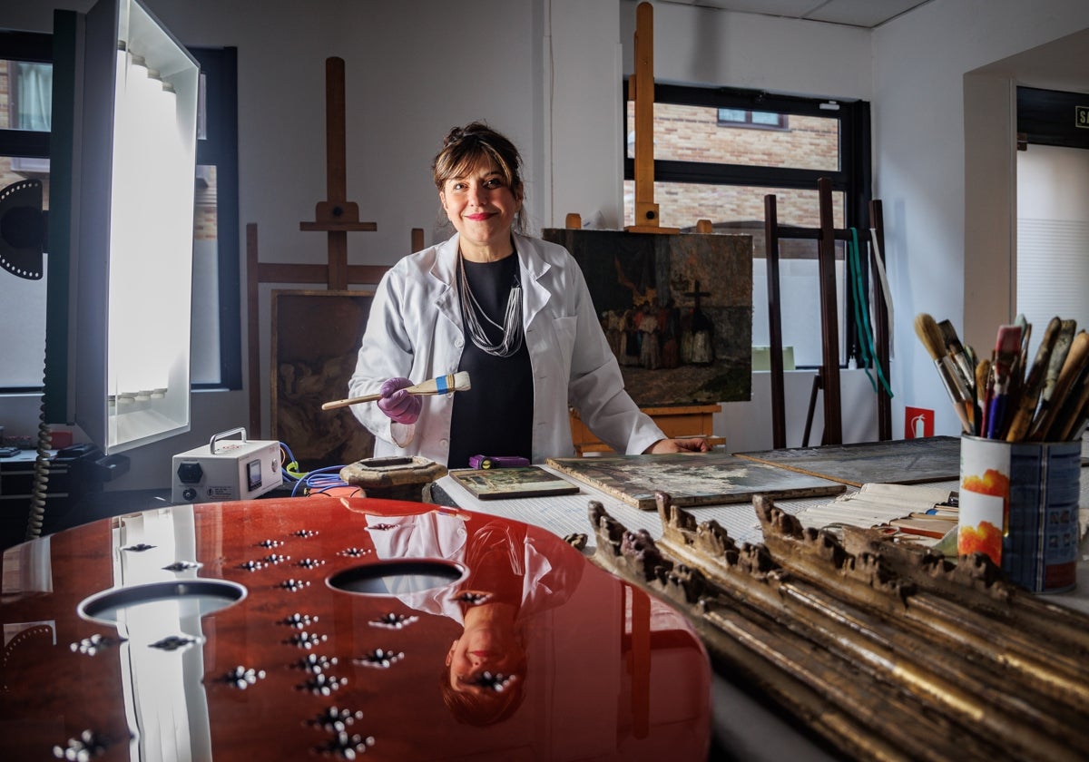 Julia Betancor, en su taller en Madrid