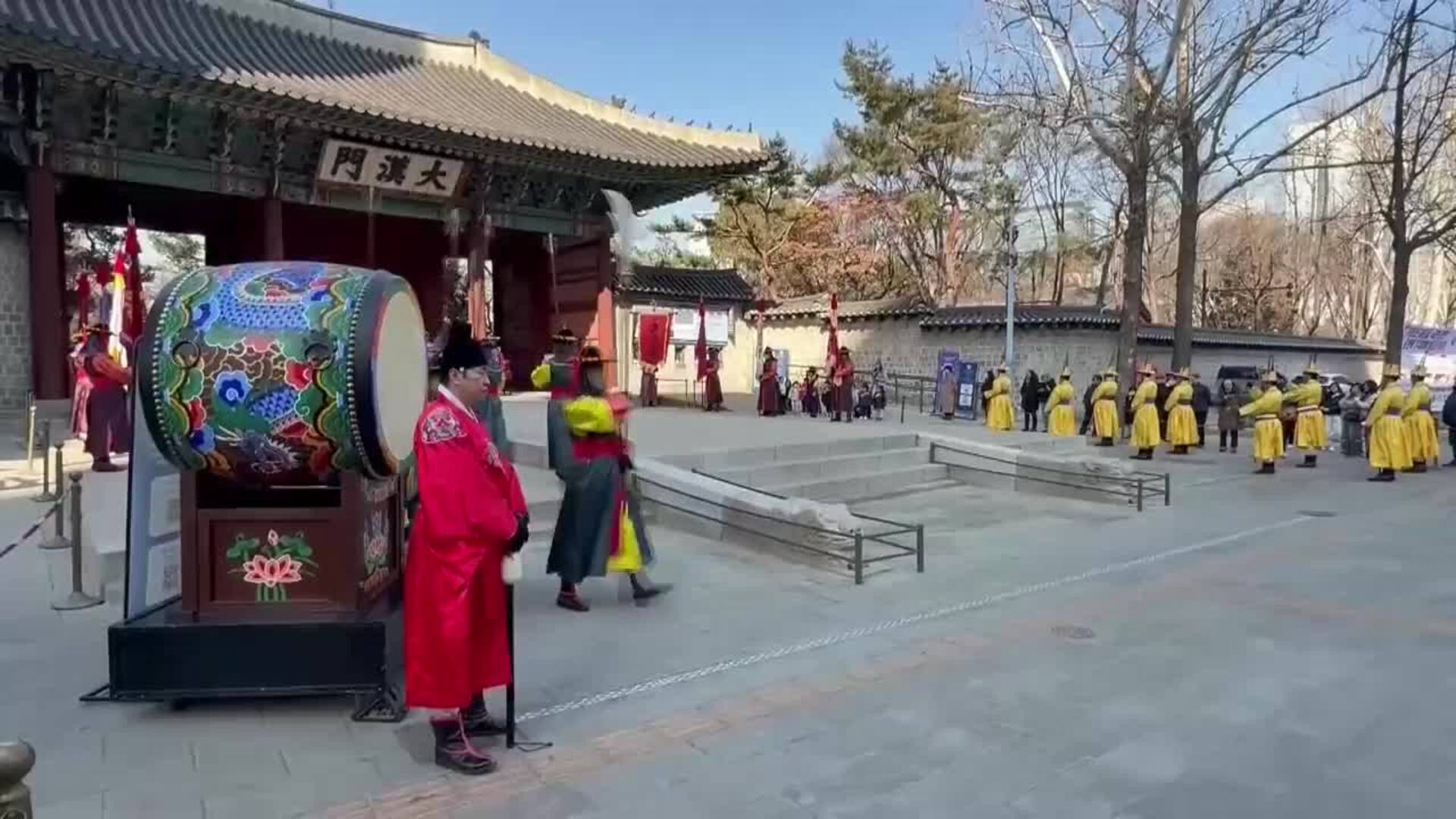 Turistas presencian el emocionante cambio de Guardia Real en el Palacio Deoksugung de Seúl