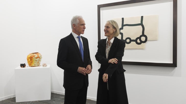 Juan Ignacio Vidarte y su sucesora al frente del Guggenheim Bilbao, Miren Arzalluz, en el estand de CarrerasMugica