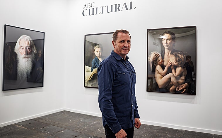 Imagen principal - De arriba abajo, José Luis Maroto en el estand de ABC Cultural; 'Lavado de cara', obra de Eugenio Merino en ADN; '7.291', de Ramón Mateos, en Freijo Gallery