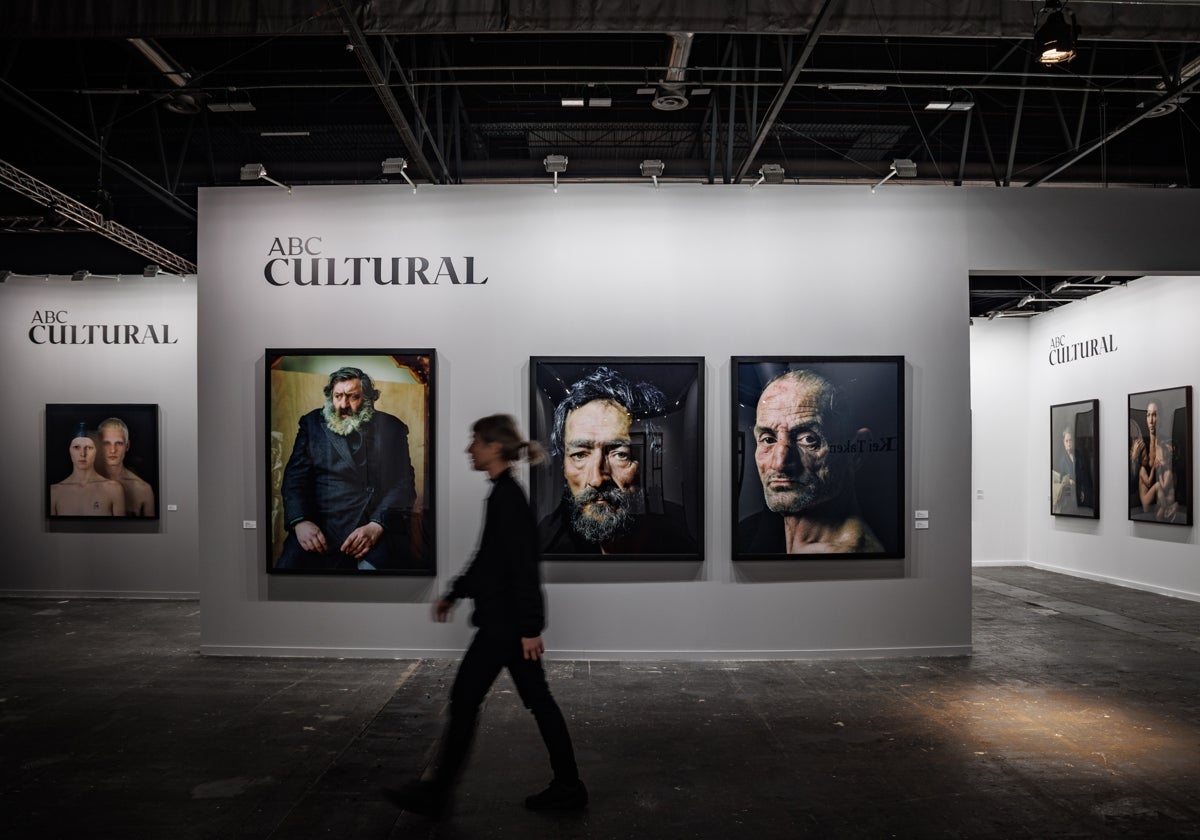 Una mujer pasa delante del estand de ABC Cultural en ARCO