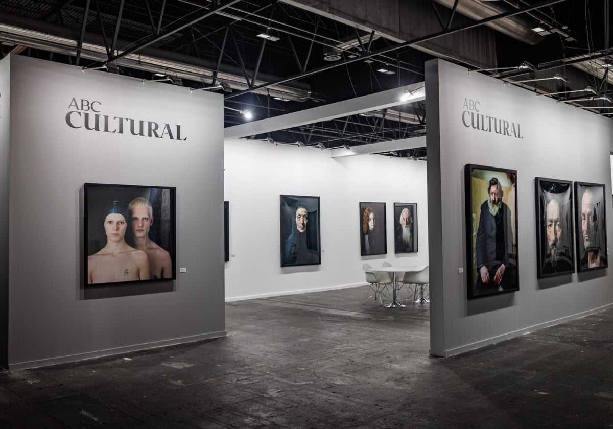 Estand de ABC Cultural en ARCO., con fotografías de Pierre Gonnord. A la izquierda, Bimba Bosé y David Delfín