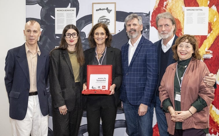 Imagen principal - De arriba abajo, un momento de la entrega del premio Illy a Claudia Pagès; Eduardo Kac, ganador del ARCO/BEEP; y Álvaro Urbano, reconocido con el Catalina d'Anglade