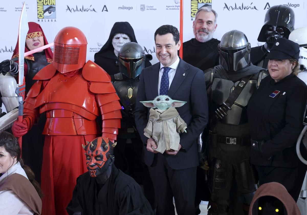 El presidente de la Junta de Andalucía, Juanma Moreno (c), posa junto a varios personajes de Star Wars durante la presentación.