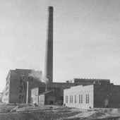 Instalaciones de la fábrica textil de Fefasa, con su imponente chimenea