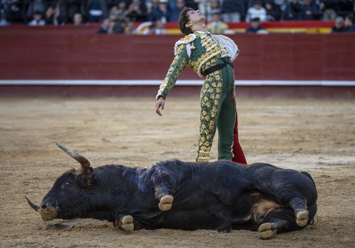 El gesto de Andrés Roca Rey tras dar muerte al quinto toro