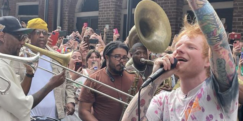 Ed Sheeran presenta una nueva canción por sorpresa desfilando por Nueva Orleans