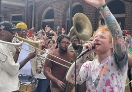 Ed Sheeran presenta una nueva canción por sorpresa desfilando por Nueva Orleans