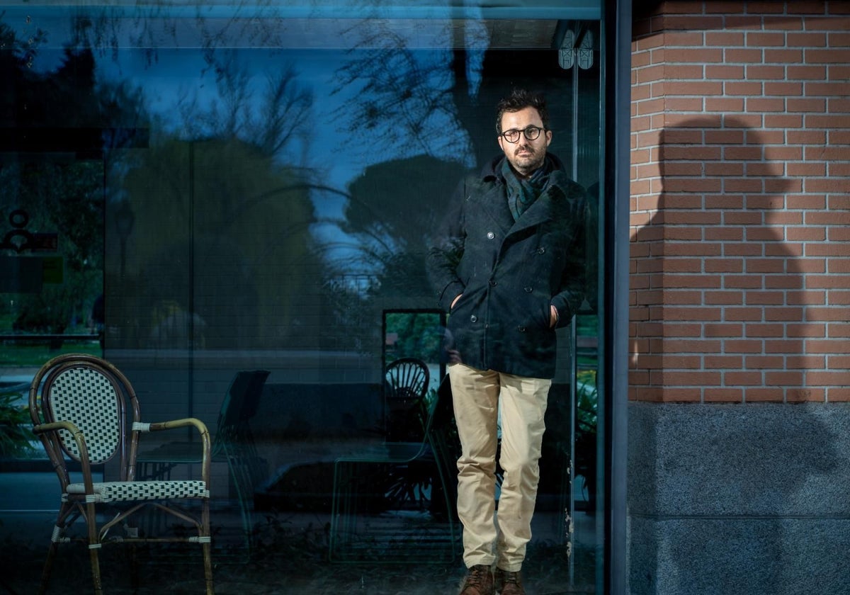 El escritor Benjamín G. Rosado, retratado en la Biblioteca Eugenio Trías, en Madrid.