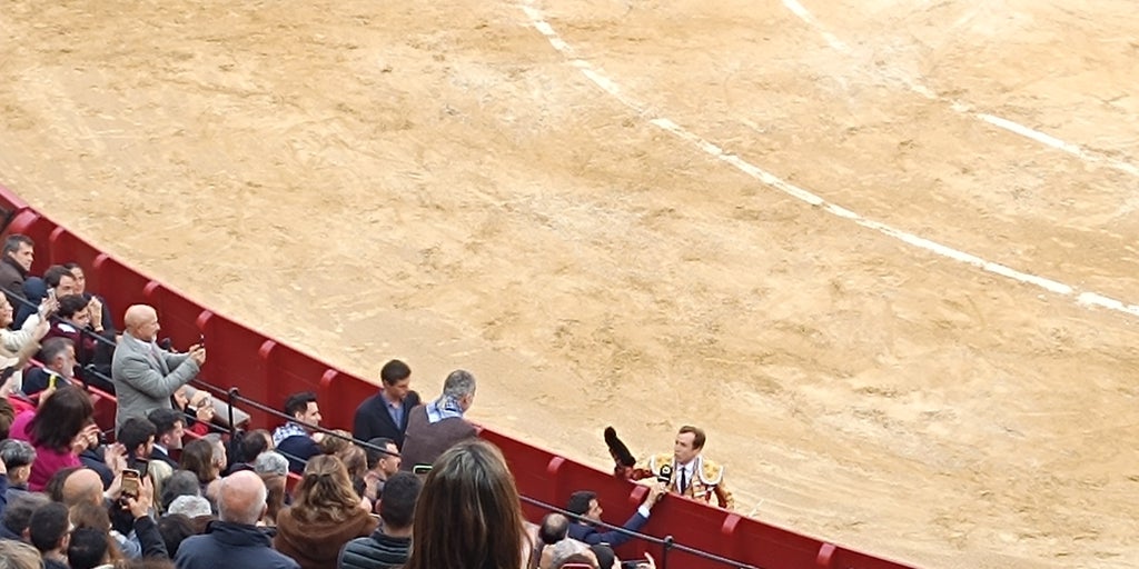 Horrible cogida a Borja Jiménez al entrar a matar a su primer toro en una corrida presidida por el Rey