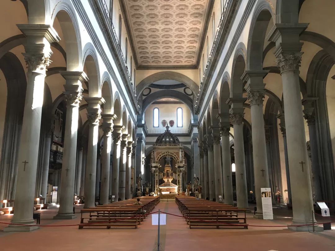 Interior de la basílica