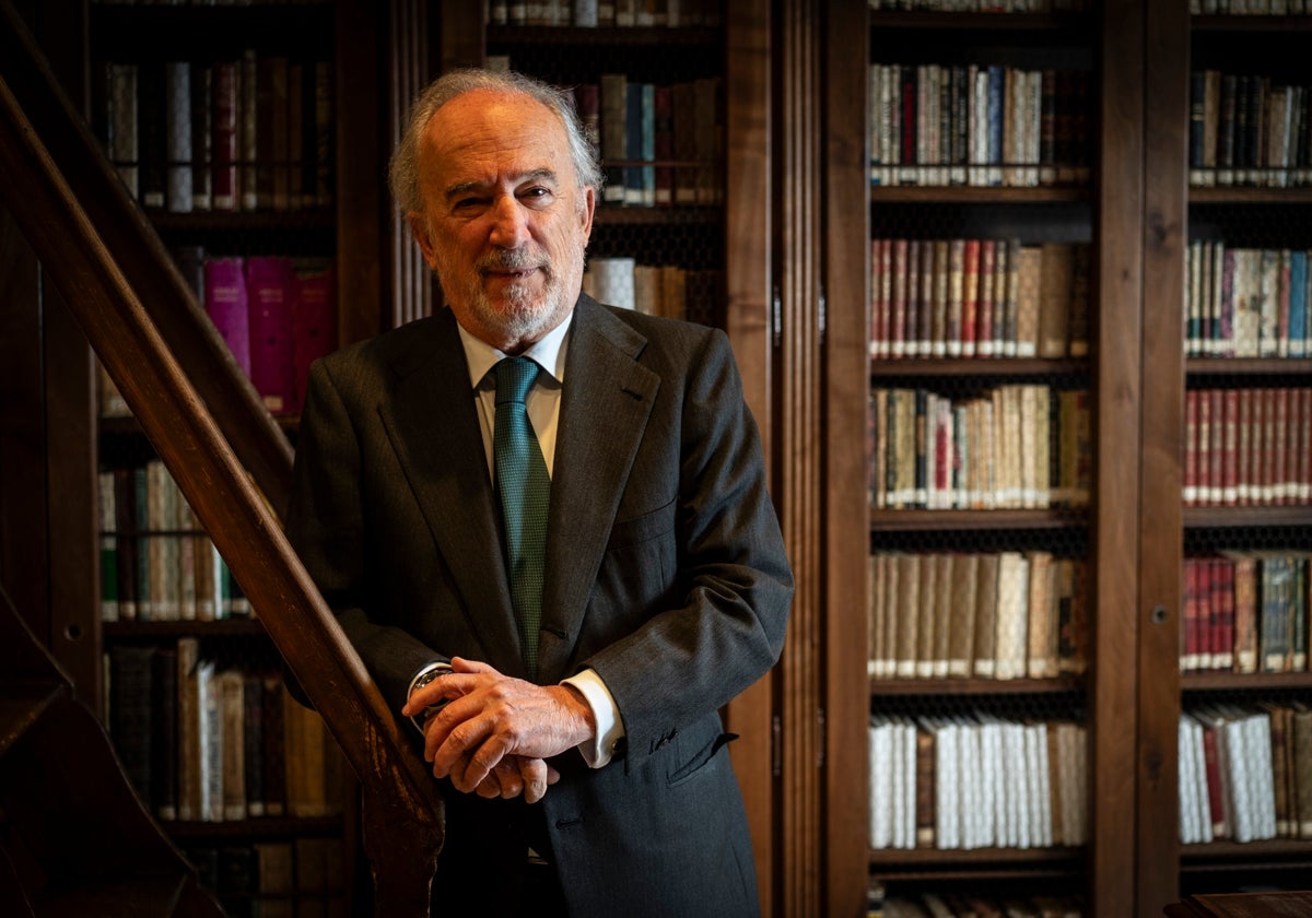 Muñoz Machado en la biblioteca Rodríguez-Moñino dentro de la RAE