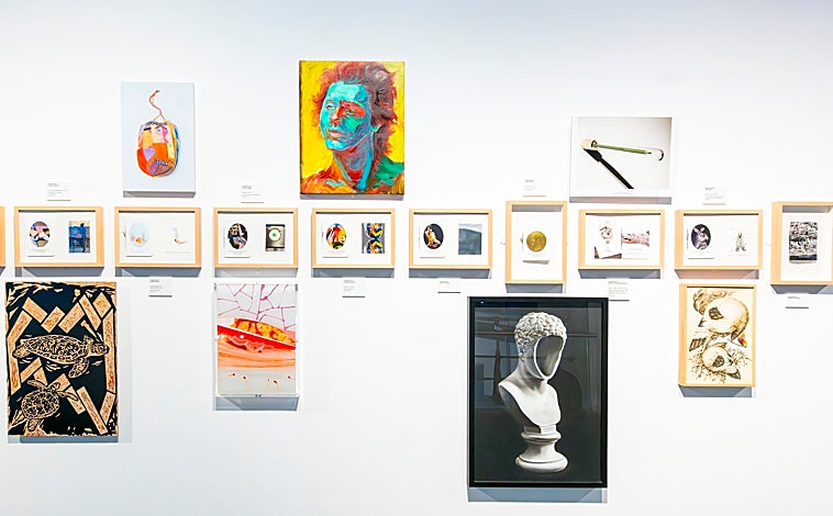 Imagen principal - en las imágenes, algunas de las propuestas de 'Bufet libre', con 71 artistas y más de cien obras