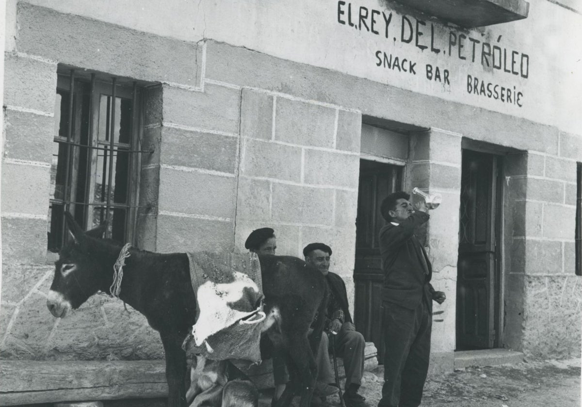 El Snack Bar Brasserie 'El Rey del Petróleo' en Valdeajos en 1964