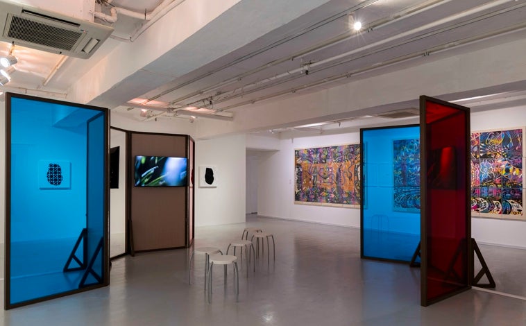Imagen principal - De arriba abajo, Vista panorámica de la exposición 'Stemflow: South by Southeast' en Osage Art Foundation; detalle de la instalación de Lou Yang en la sección Encounters de Art Basel HK; y Adeline Ooi, ex directora de Art Basel para Asia
