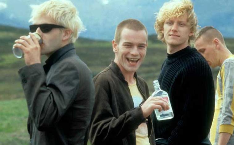 Imagen principal - Arriba, los chavales de 'Trainspotting', echando unas copas antes de pincharse heroína, sonríen felices sin móviles en 1995. Abajo, Forrest Gump y su amigo Bubba, de paseo por Vietnam sin la presión de las redes sociales. En la última imagen: el hijo del policía de 'Adolescencia' pasando un mal rato en Instagram.