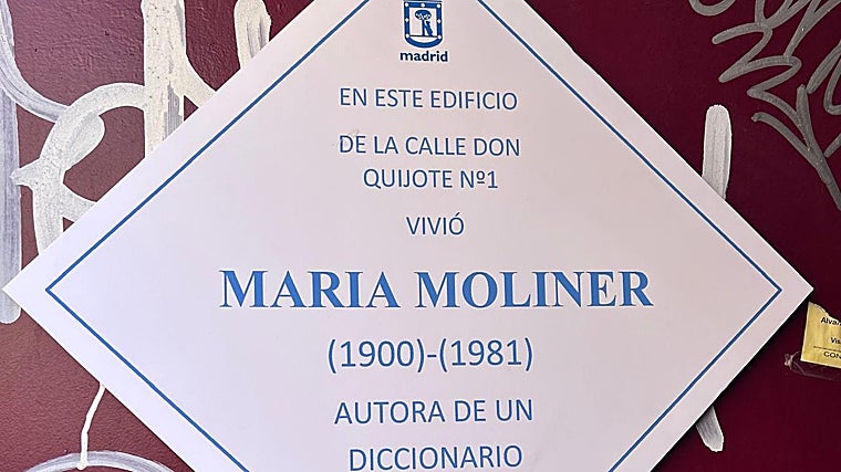 Así es la placa que de manera efímera ha lucido junto al portal de María Moliner