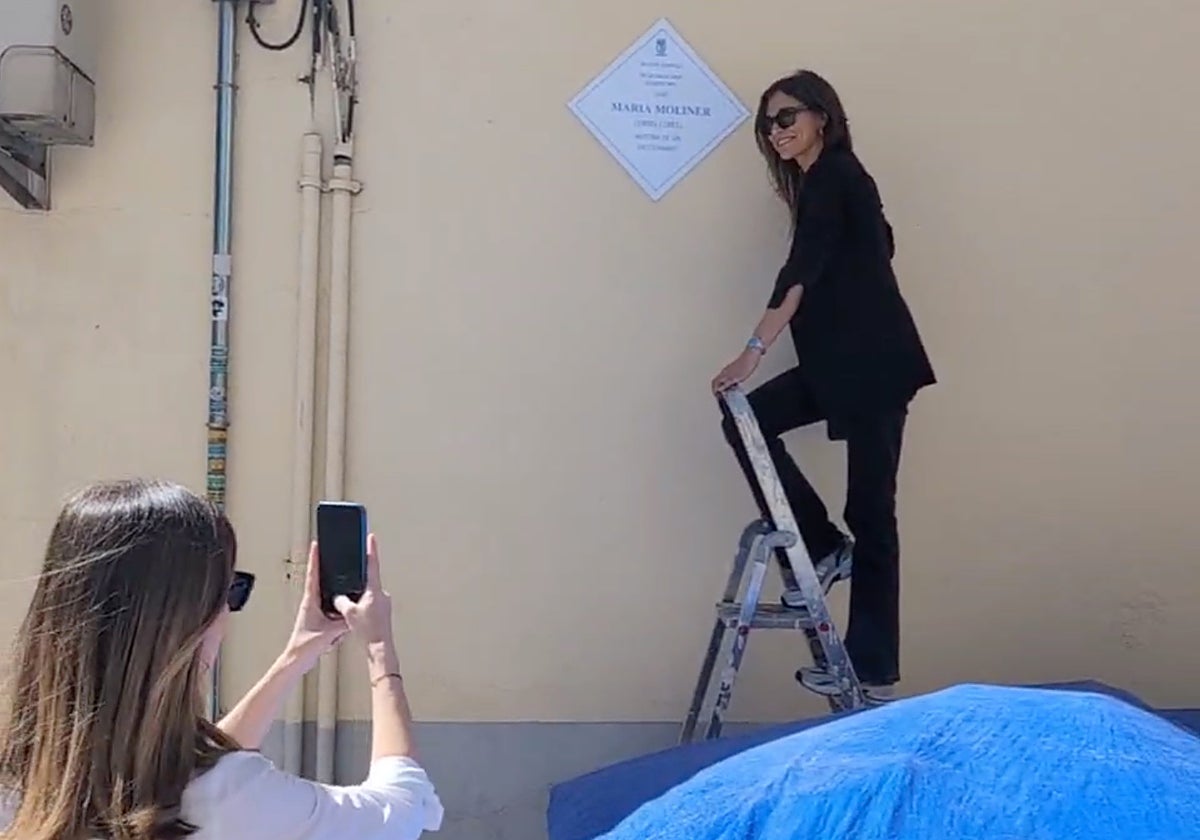 María José Solano sostiene la placa informal ante la mirada de un grupo de admiradores de la lexicógrafa