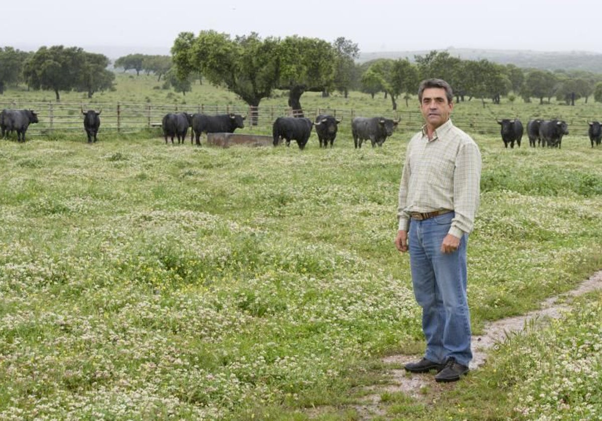 Victorino Martín, en su finca extremeña 'Las Tiesas de Santa María'
