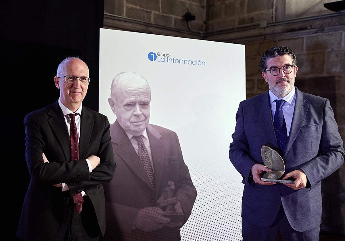 Miguel Ángel Riezu, director del 'Diario de Navarra', en la entrega del premio a Julián Quirós, director de ABC.