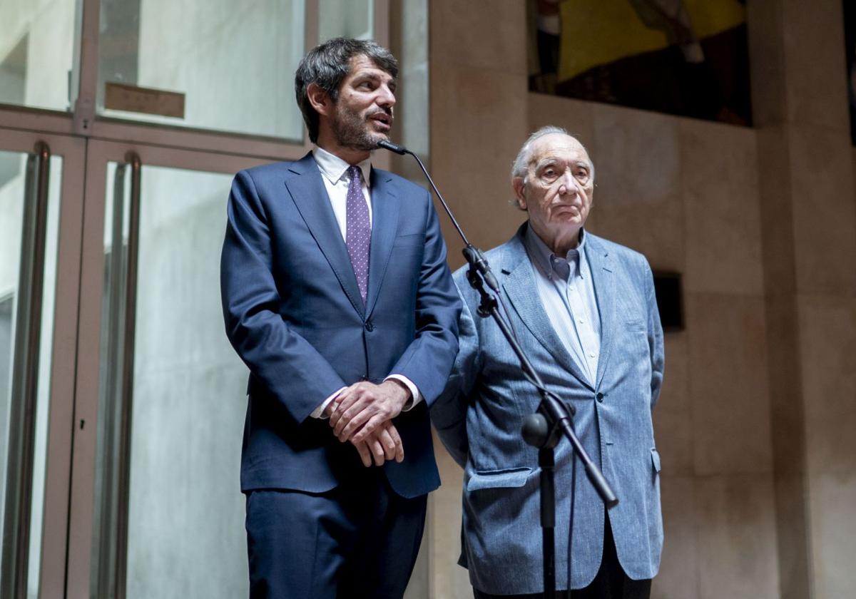 Ernest Urtasun, con Fernando Méndez-Leite, en el antiguo edificio del NO-DO