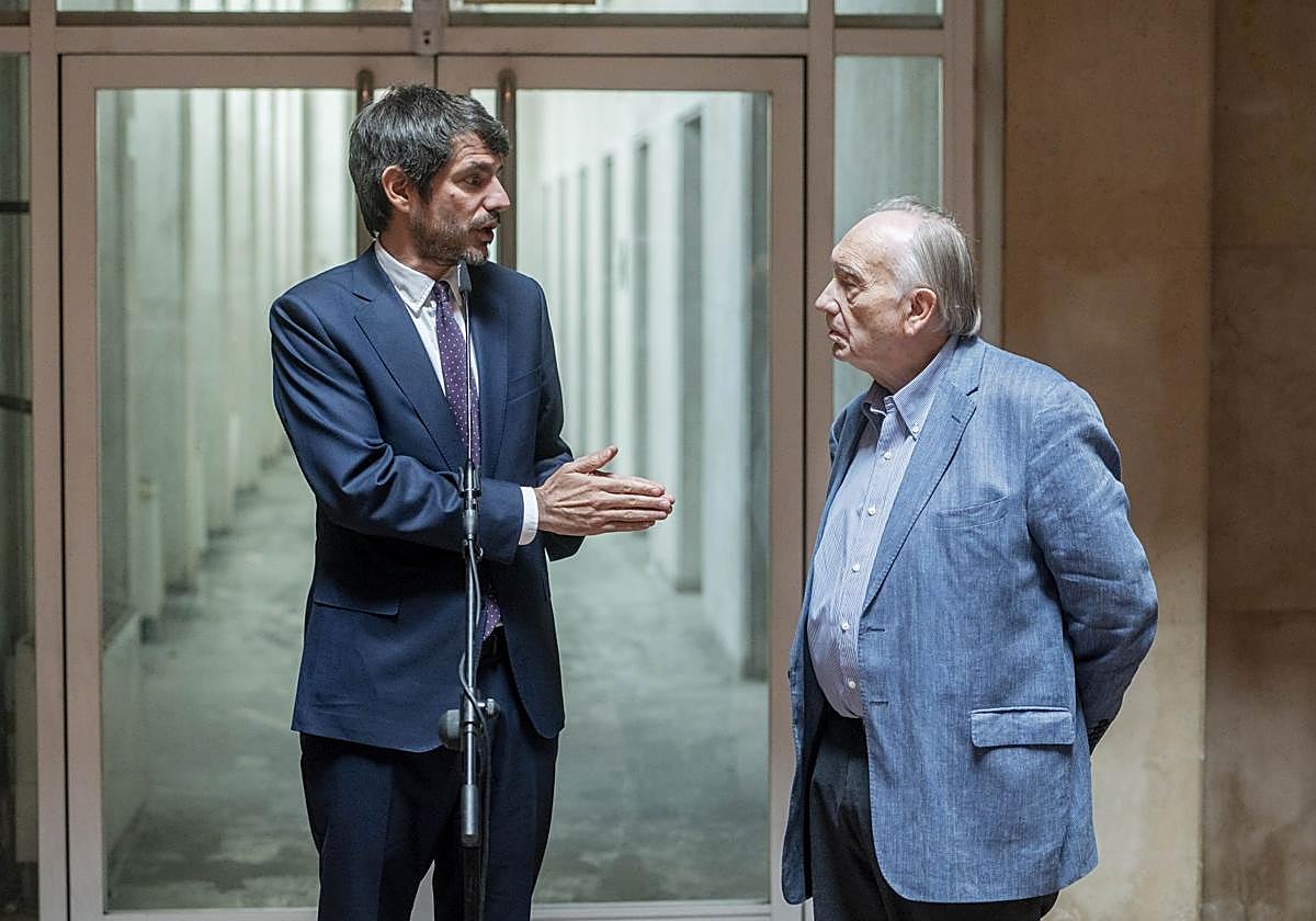 Ernest Urtasun y Fernando Méndez-Leite, en el antiguo edificio del NO-DO