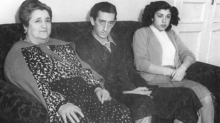 Manolete, Doña Angustias y su sobrina