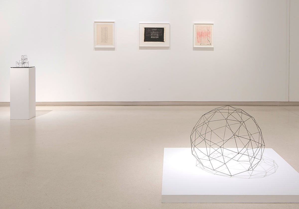 Detalle del montaje de la muestra de Gego en Elvira González