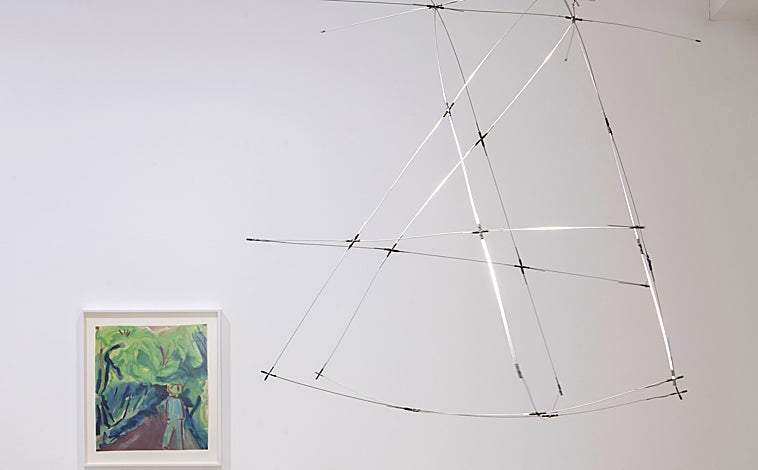 Imagen principal - En las imágenes, detalle del montaje de la muestra y algunos de los papeles que la integran