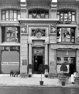 Imagen secundaria 2 - De arriba abajo, ascensores de metro en Madrid de la Red de San Luis; sección de la fachada de la Casa Palazuelo (1908); y foto del edificio Matesanz