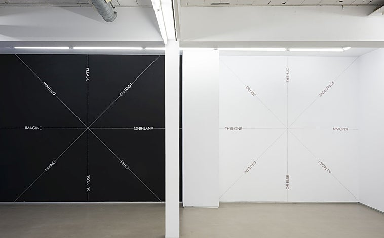 Imagen principal - en las imágenes, distintos murales de Robert Barry en Parra & Romero