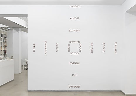 Imagen secundaria 1 - en las imágenes, distintos murales de Robert Barry en Parra & Romero