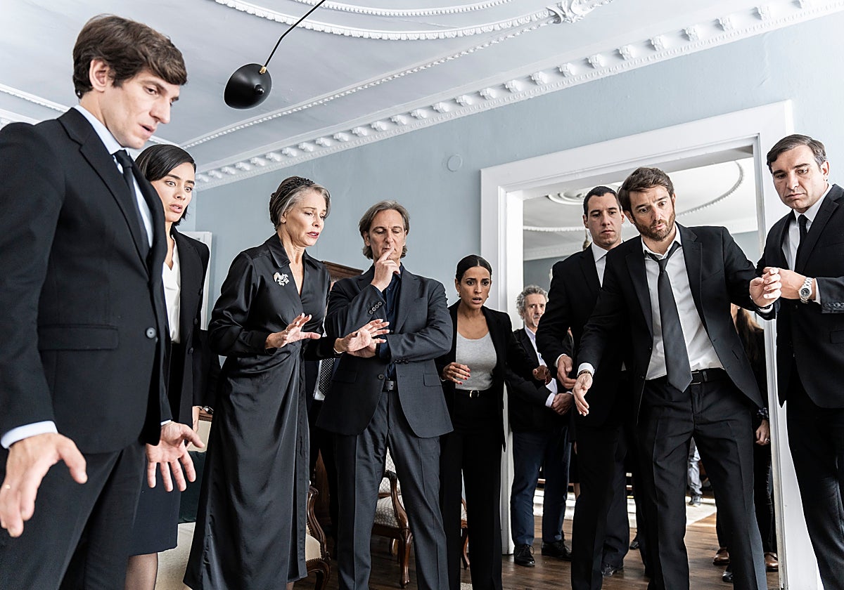 Del aurresku al «diazepam»: El elenco de &#039;Un funeral de locos&#039; revela detalles de su comedia negra