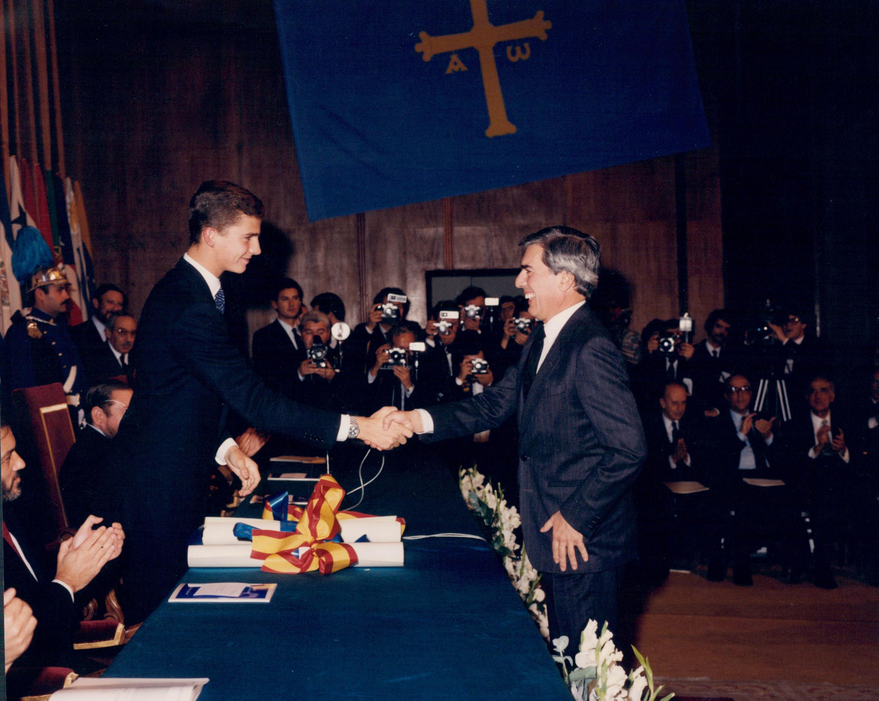 Vargas Llosa, recibiendo de manos de Don Felipe el Príncipe de Asturias de las Letras en 1986