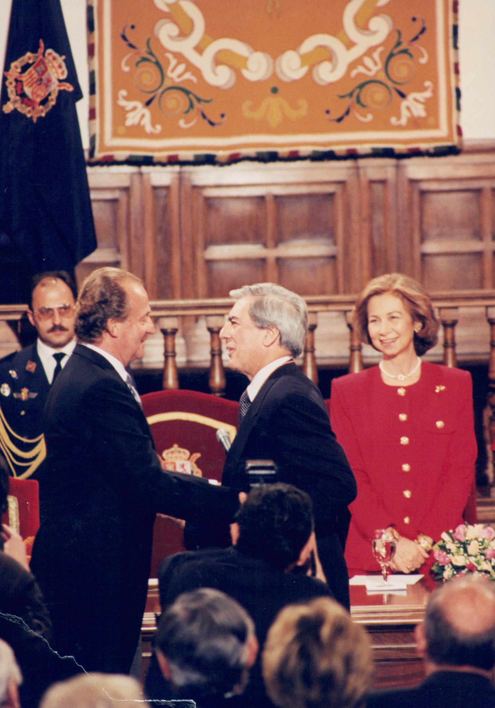 El Rey Juan Carlos felicita al escritor en la ceremonia de entrega del Premio Cervantes, ante la presencia de la Reina Sofía en 2005