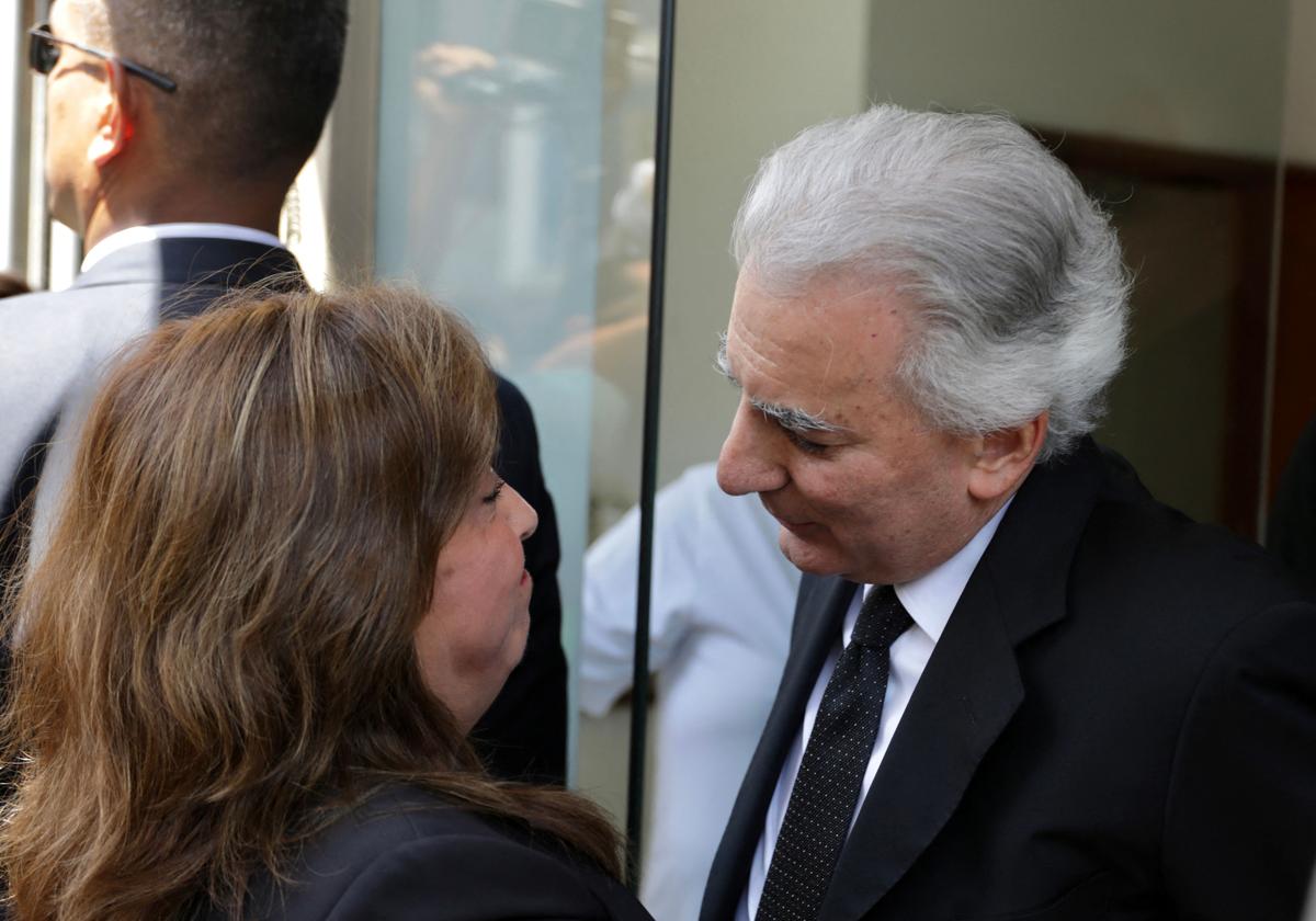 La presidenta de Perú, Dina Boluarte, abraza a Álvaro Vargas Llosa, hijo del escritor