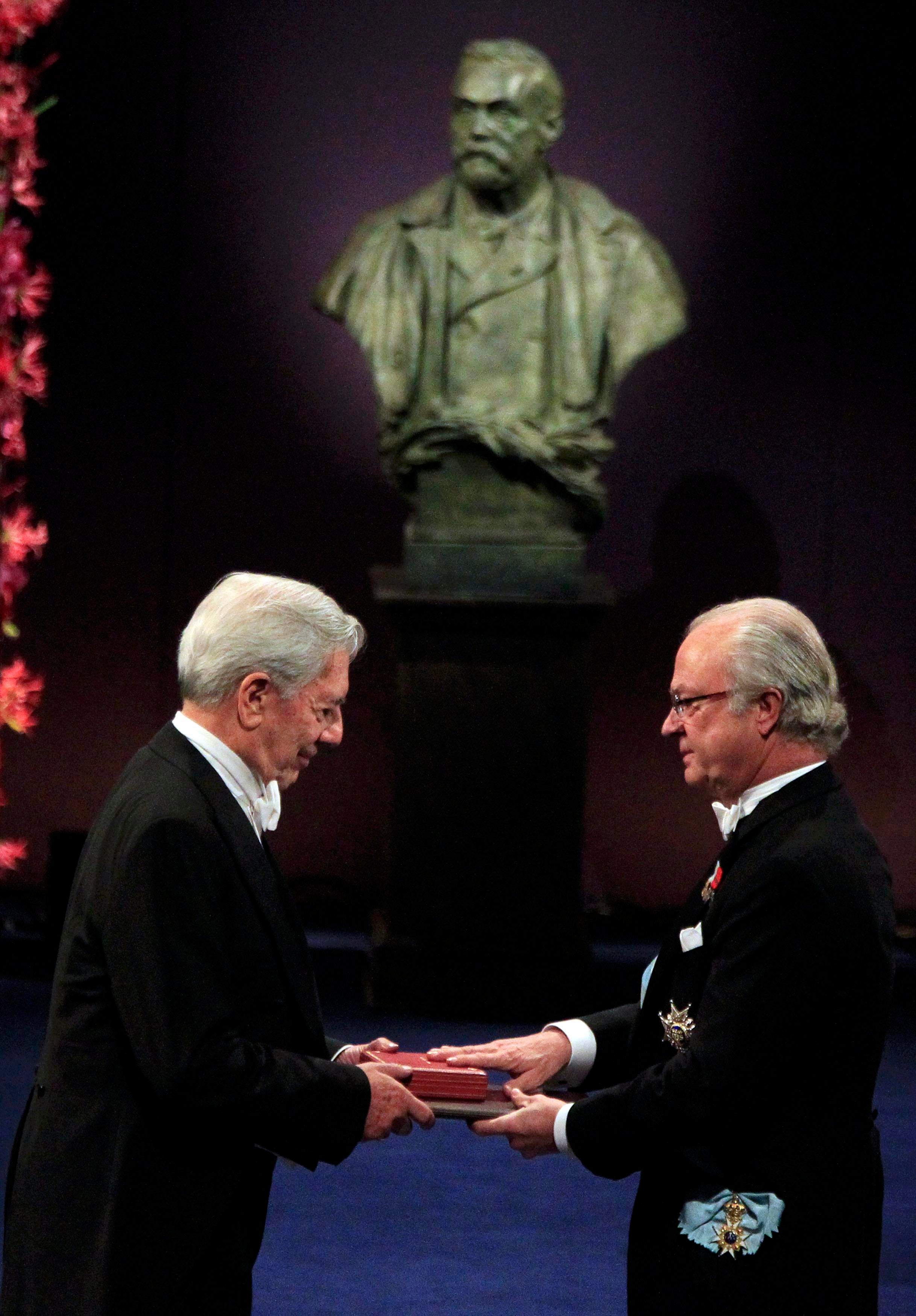Recibiendo el Nobel de Literatura en 2010, de manos del Rey Carlos Gustavo