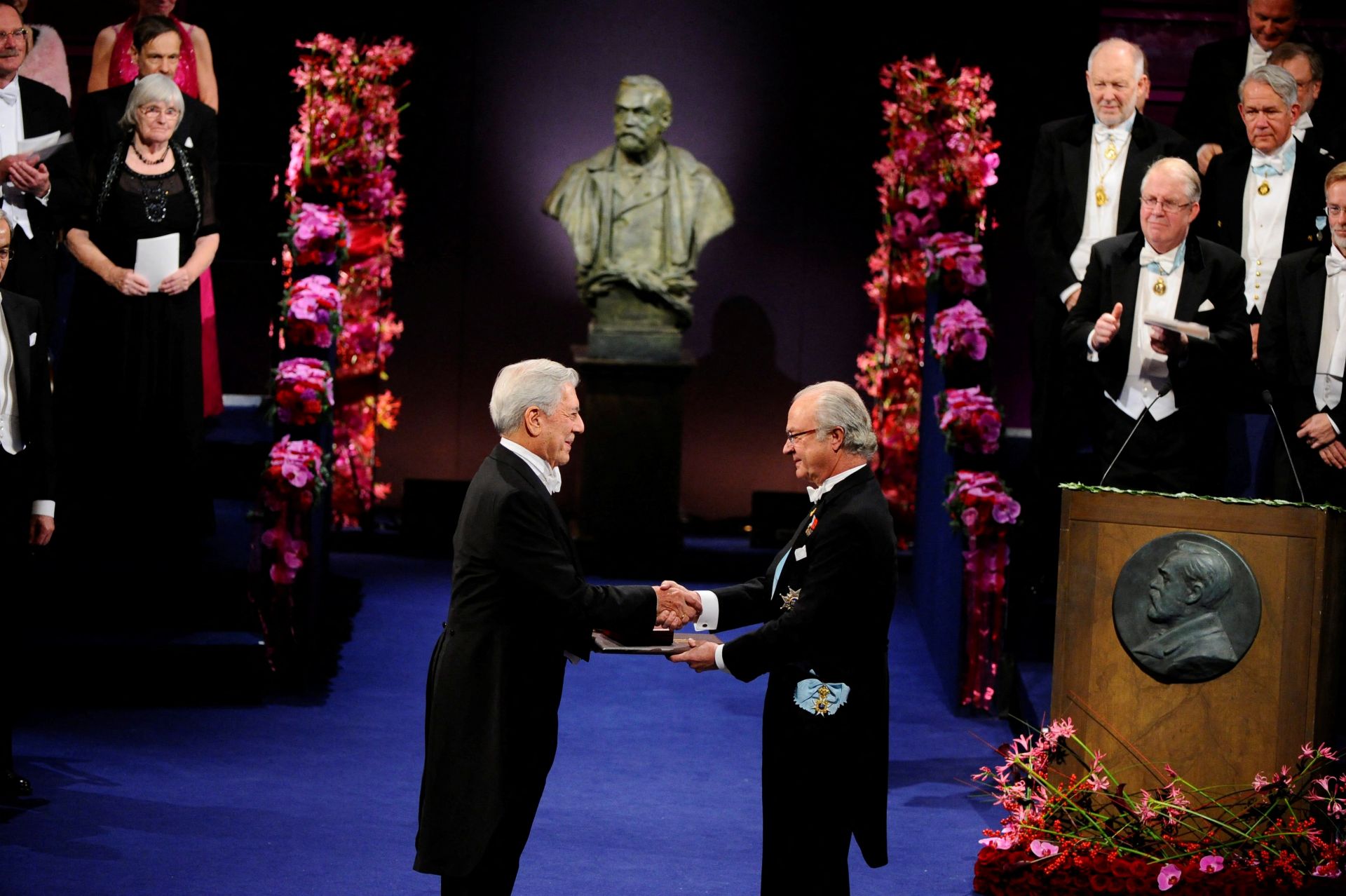 Vargas Llosa recibe el premio Nobel de Literatura de 2019 de manos del Rey Carlos Gustavo de Suecia