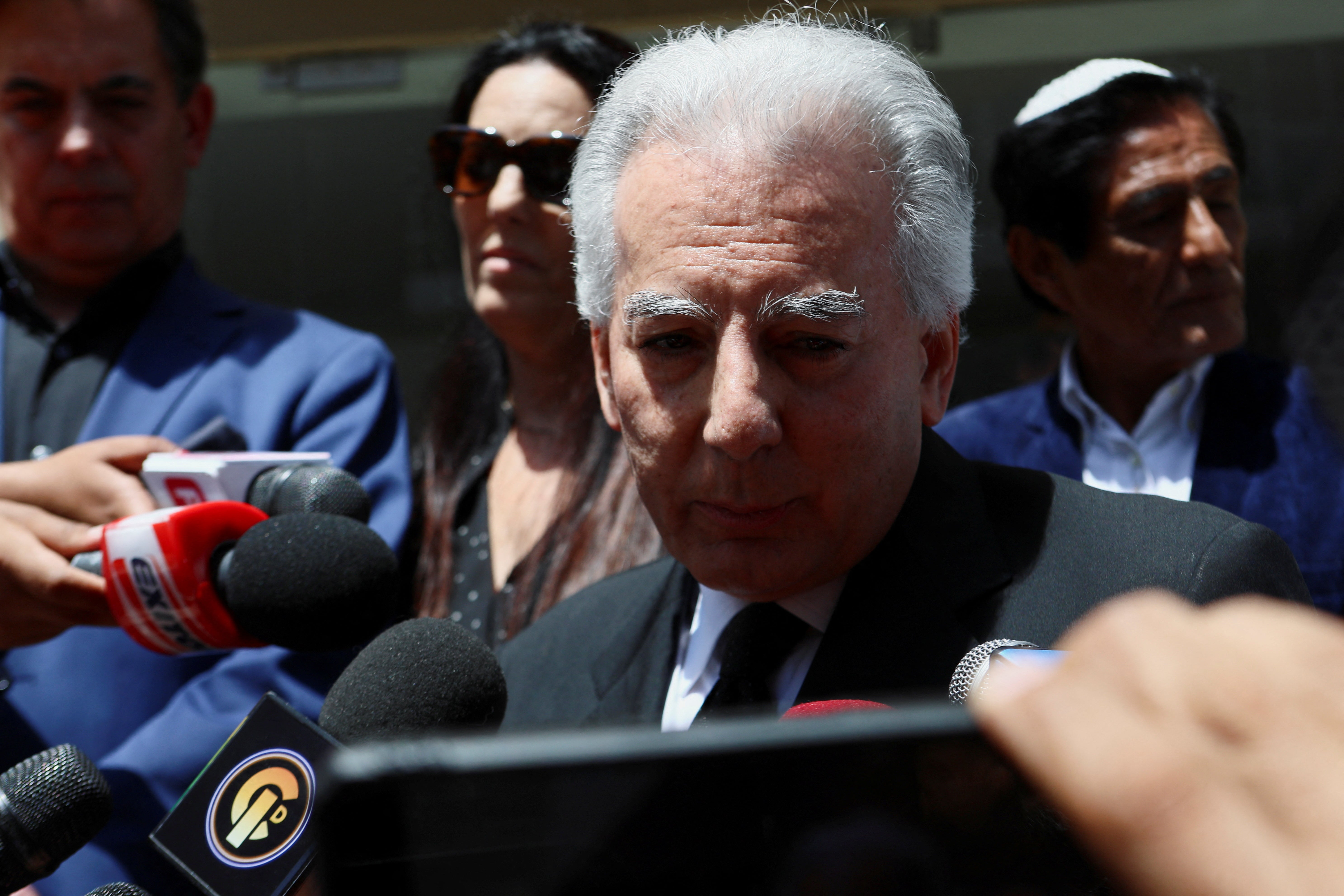 El hijo del escritor Álvaro Vargas Llosa atiende a los medios a su llegada a la funeraria