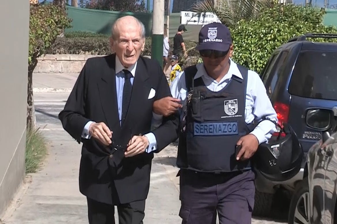 Andrés Carrión, amigo de Vargas Llosa, llegando también a la funeraia