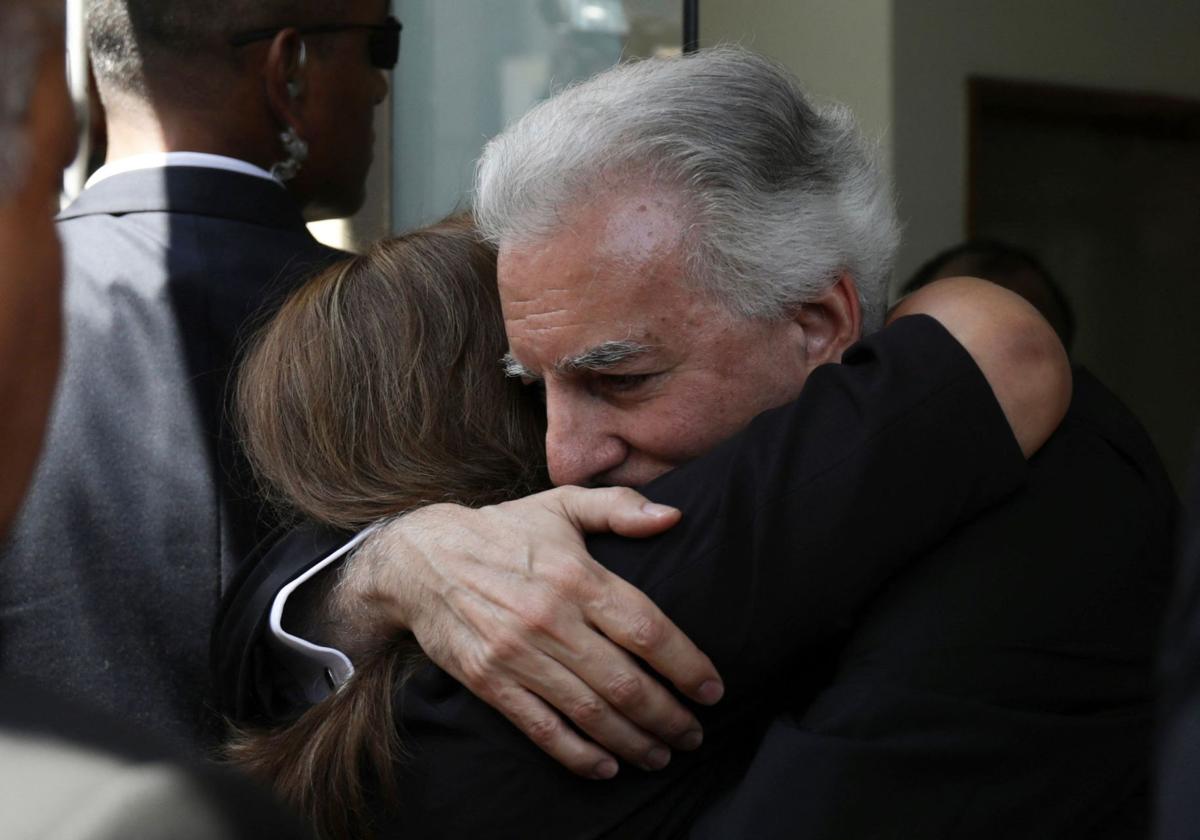 La presidenta de Perú, Dina Boluarte, le da el pésame a Álvaro Vargas Llosa, hijo del escritor