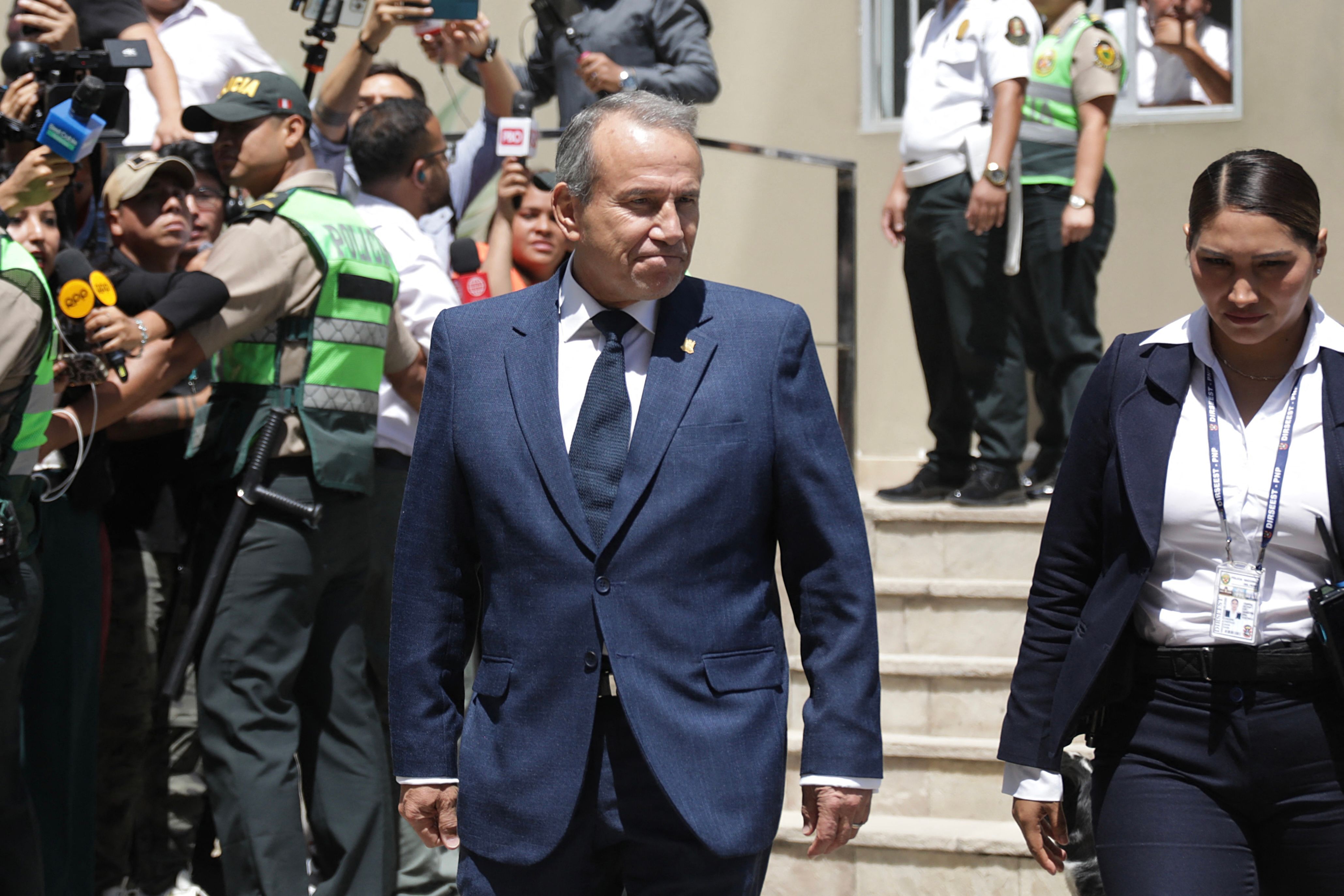 El ministro de Exteriores de Perú, Elmer Schaler, llegando a la funeraria