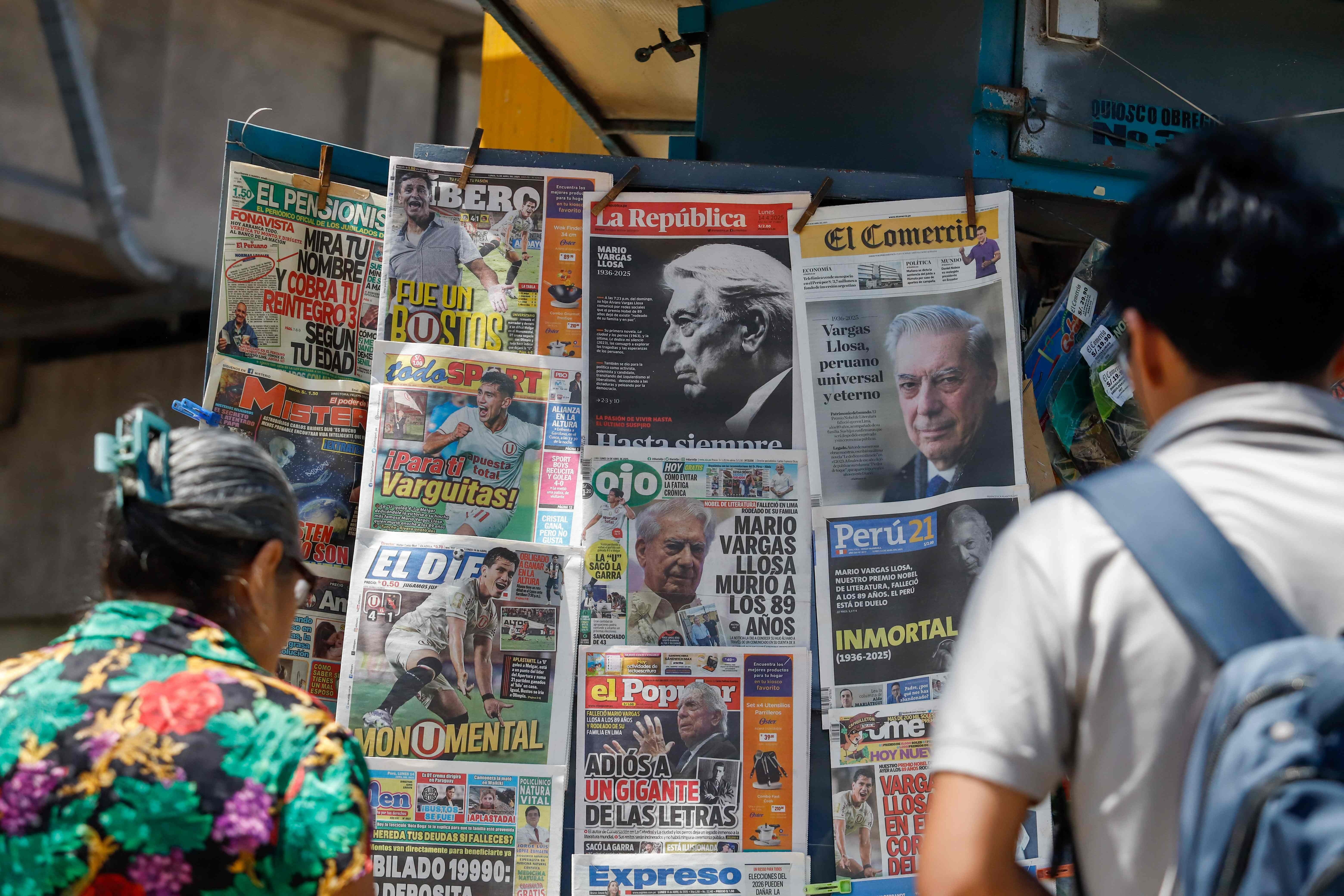 Quiosco con las portadas de la prensa local recordando a Mario Vargas Llosa