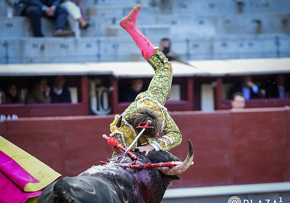 Momentos del percance de Juan Leal al entrar a matar