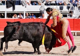 Emilio de Justo sufre dos volteretones con el primer toro en Arlés