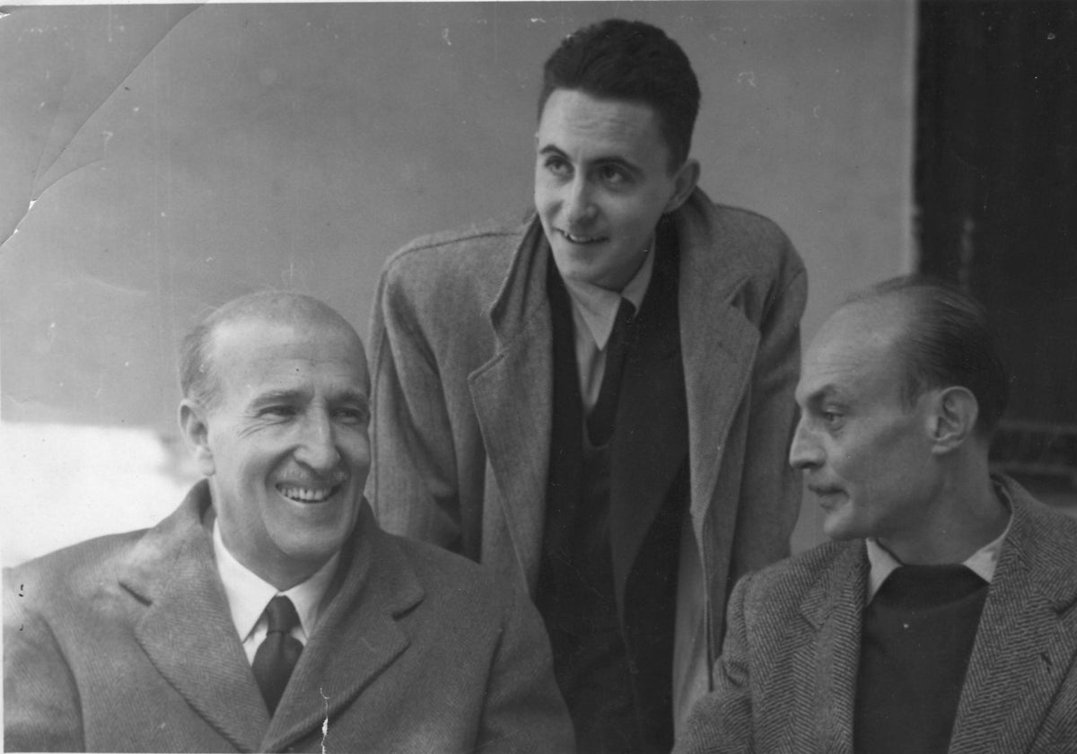 Vicente Aleixandre, con José Hierro (dcha) y Claudio Rodriguez (centro) en su casa de Velintonia en 1960