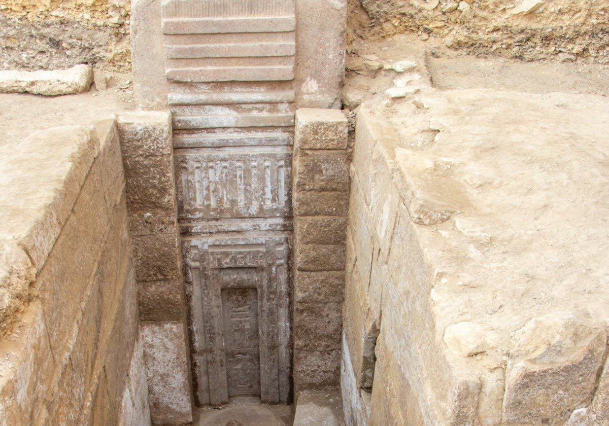 La enorme puerta de granito rosa falsa descubierta en la tumba